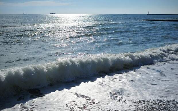 Кстати, несмотря на свою безжизненность, Чёрное море — незамерзающее. Однако в 2012 году температура опустилась настолько, что поверхность моря ненадолго покрылась коркой льда! Изображение взято с сайта «https://sochipoplanu.ru»