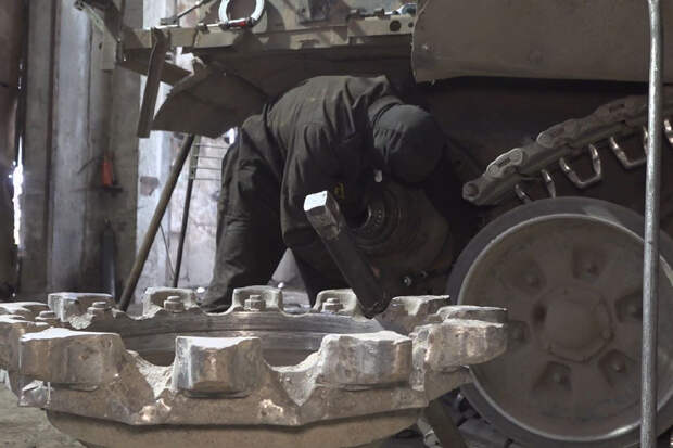Специалисты МТО армейского корпуса группировки войск «Восток» обеспечивают ремонт и модернизацию поврежденной техники в кратчайшие сроки