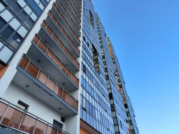 У входа в один из московских домов разверзлась дыра