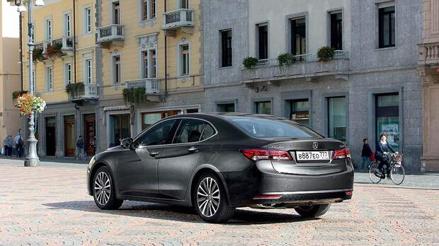 Самое инновационное в Acura TLX, помимо полноуправляемого шасси P-AWS, - первая в мире роботизированная коробка передач, сочетающая в себе 8-ступенчатую "механику" с двумя сцеплениями и гидротрансформатор от "автомата", которая работает с мотором 2,4 л и передним приводом; а также 9-ступенчатый "автомат", полагающийся полноприводной версии с мотором V6 3,5 л.  