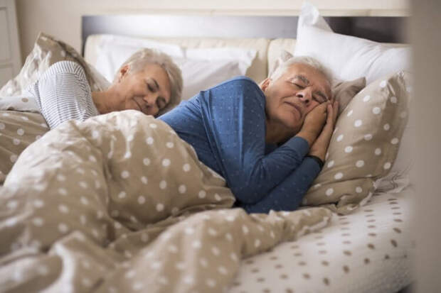 Почему с возрастом люди меньше спят?