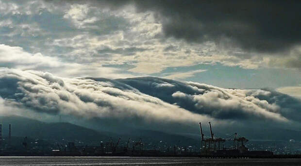 Норд-Ост надвигается на Новороссийск: над бухтой страшно красивые «борода» и «рулонные» облака