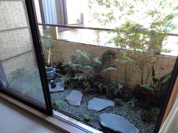 Маленький декоративный сад в японском стиле, который сразу привлечет к себе внимание гостей.