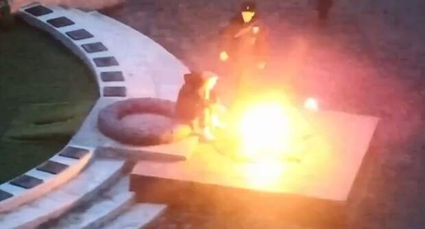 Женщина прикурила от Вечного огня в Кургане