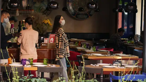 Иммунолог Логина назвала введение нерабочих дней эффективной мерой