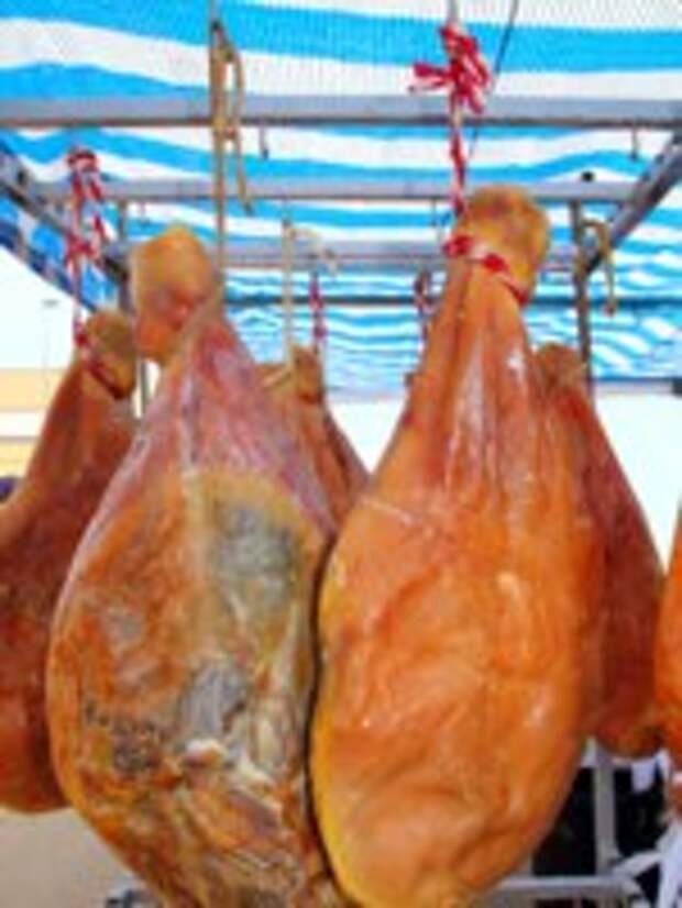 Испания. Хамон. Dried salted pork ham from Spain hanged. Фото  TONO BALAGUER SL - Depositphotos