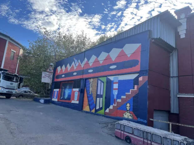 Промышленная мимикрия: андроид с кристаллом и фонтан под бархатной шторой