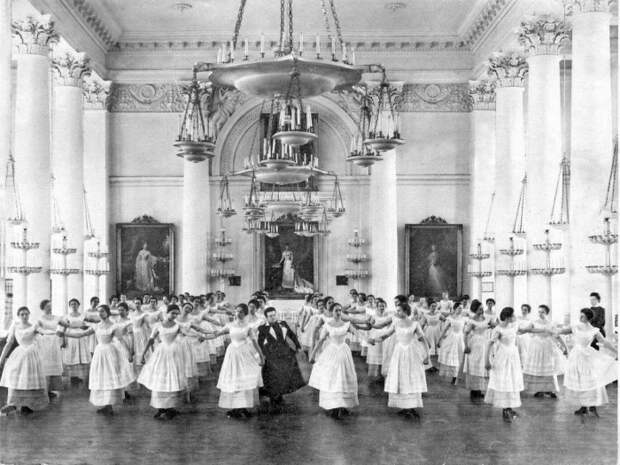 Воспитанницы Смольного института благородных девиц на уроке танцев. 1901 г. Воспитанницы Смольного института благородных девиц на уроке танцев. 1901 г.