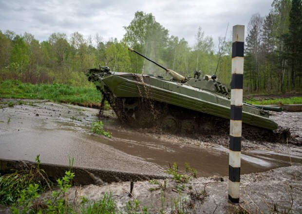 Военные водители ЦВО совершенствуют навыки вождения БМП-2 в Кузбассе