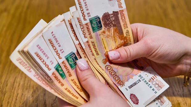 В России появились две отрасли со средней зарплатой свыше 500 тысяч рублей