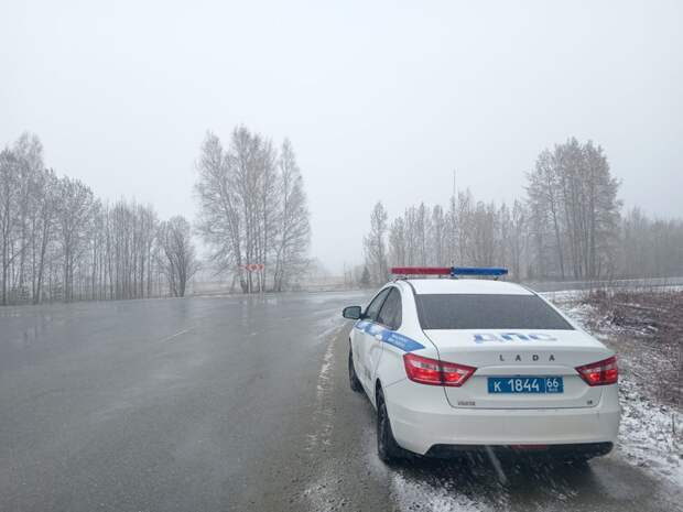 Дороги в северной части Свердловской области завалило мокрым снегом