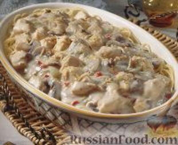Фото к рецепту: Вермишелевая запеканка с куриным филе, грибами и вишнями