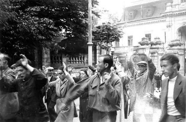 30 шокирующих фотографий львовских погромов 1941 года