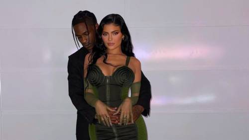 Поклонники заподозрили, что Кайли Дженнер тайно вышла замуж за Трэвиса Скотта