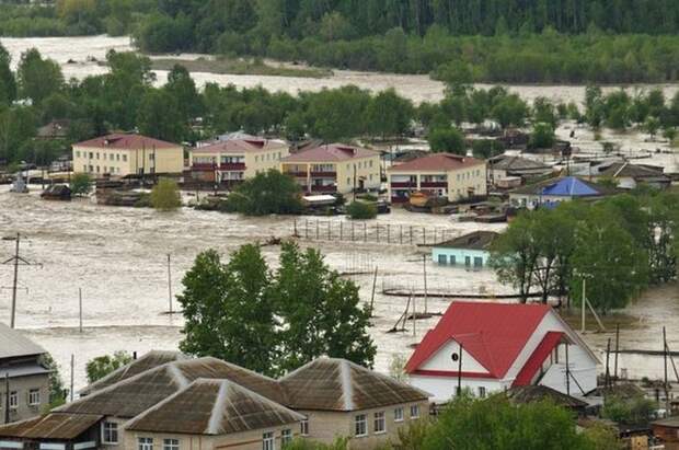 Наводнение в Алтае принесло в поселок балистическую ракету (5 фото)