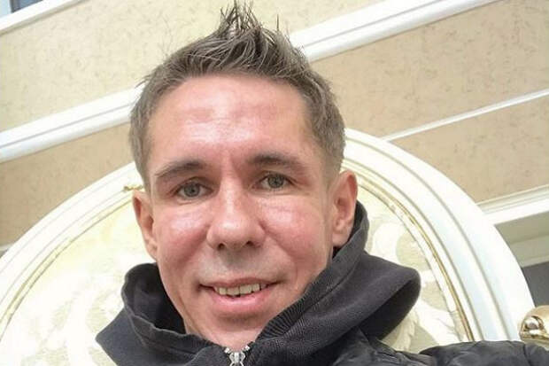 Панин показал, с кем в Испании он ходит завтракать в кафе