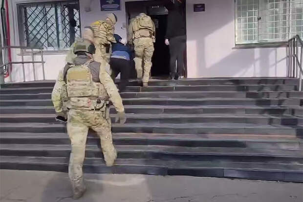 Российские полицейские задержали поджигателя машины и нашли у него дома нарколабораторию