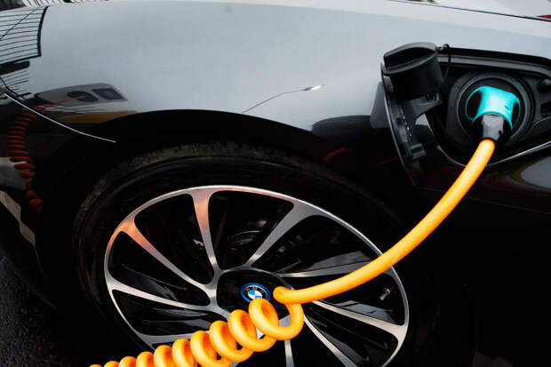 Оптимисты утверждают, что снижение стоимости аккумуляторов электромобилей обязательно позволит отказаться от двигателей внутреннего сгорания