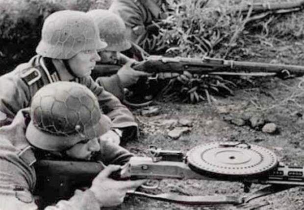 Оружие и валенки: за каким снаряжением красноармейцев немцы охотились больше всего