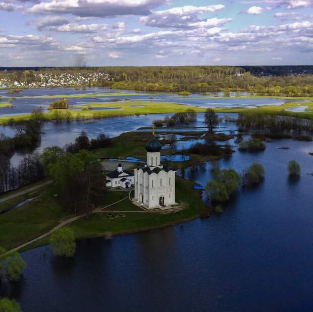 Красоты России. Храм Покрова на Нерли в объективах фотохудожников