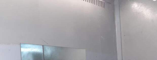От художеств вандалов отмыли лифт в доме в Таможенном проезде