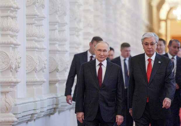 Президент РФ Владимир Путин и президент Казахстана Касым-Жомарт Токаев во время встречи - РИА Новости, 1920, 12.11.2025