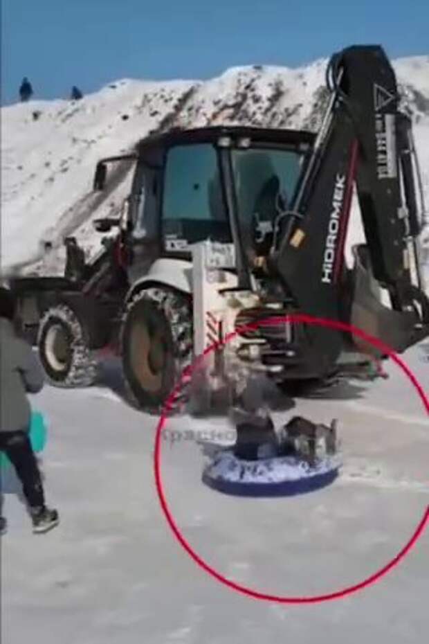 Снежная горка, трактор и драка: во дворе краснодарского ЖК разгорелся скандал