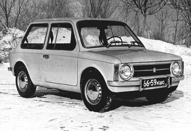 В 60-е годы массовыми автомобилями стала передняя трансмиссия, и в конце концов даже инженеры АвтоВАЗа решили ей уступить. В 1970 году, сразу после выпуска первого ВАЗ 2101 (лицензия Fiat 124), был разработан прототип ВАЗ 1101 - небольшой городской автомобиль с передним приводом. Дизайн якобы работа его собственной команды во главе с В. Барановским, но на самом деле он трогательно напоминает Fiat 128 (на который, правда, у компании нет лицензии). В технологическом плане с итальянской моделью также есть не одно-два сходства - тот же 4-цилиндровый агрегат объемом 1100 куб.см, установленный поперечно.