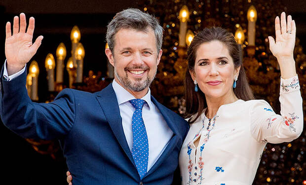 Королевская семья Дании показала интерьеры украшенного к Рождеству дворца Амалиенборг