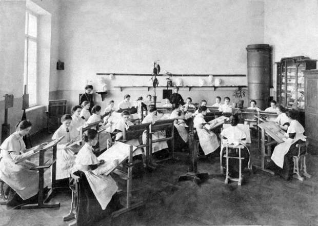 Урок рисования. Выпускной альбом института 1889 года. Урок рисования. Выпускной альбом института 1889 года.