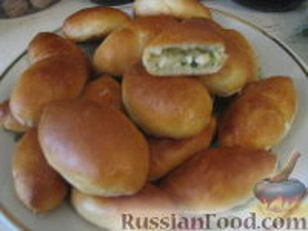 Фото к рецепту: Пирожки с яйцом, рисом и зелёным луком