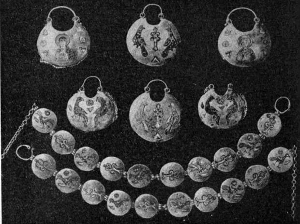 Рис. 11. Киевский клад 1906 г. Колты и ожерелье. Золото, перегородчатая эмаль. Коллекция Пирпонта Моргана