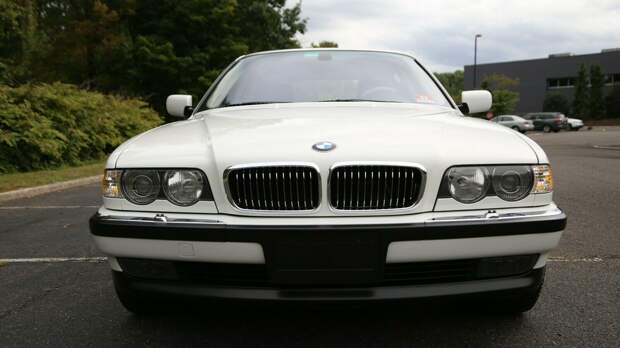 Удлиненная BMW 7-й серии 2000 года в безупречном состоянии