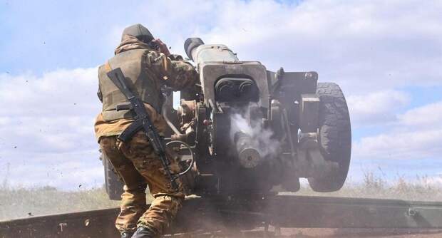 Украинские военные бросили технику натовского образца и отступили в районе Времевского выступа, сообщило издание «Русская весна».