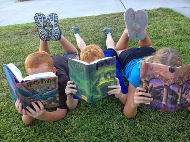 дети читают книжки