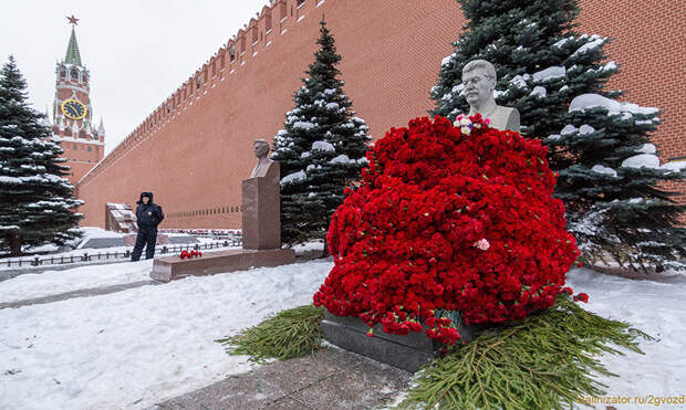13 500 алых цветов возложено к могиле Сталина в Москве 