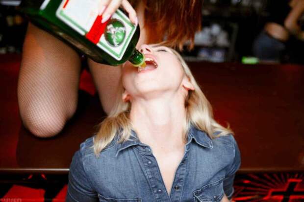 15 гифок с выпившими девушками и их забавными фейлами
