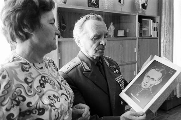 Вдова Героя Советского Союза Фрица Шменкеля Эрна Шменкель вручает генералу Петру Батову гравюру с изображением ее мужа. 1976 г.