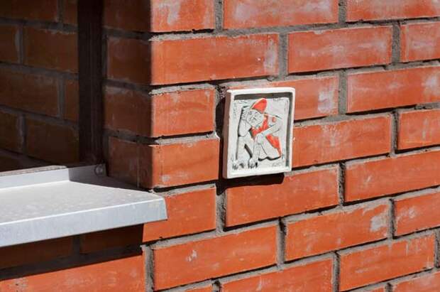 Былбыл Разбоев — обычно обитает во дворах, возле мусорных контейнеров. Он пугает местных жителей своим чужеродным видом и песнями на странном языке духов, которые доносятся из маленького приборчика в его руках.