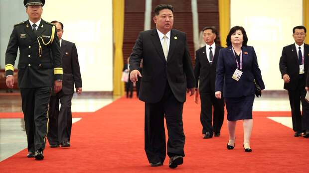 Ким Чен Ын во время публичной церемонии уволил вице-премьера КНДР Ян Сын Хо