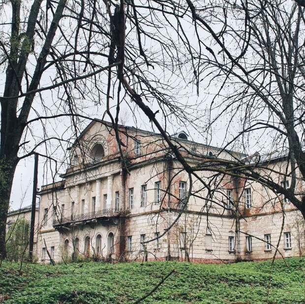 8 завораживающих фото заброшенных усадеб России