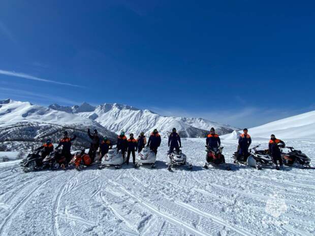 В Архызе сотрудники МЧС России на снегоходах совершенствуют навыки спасения людей