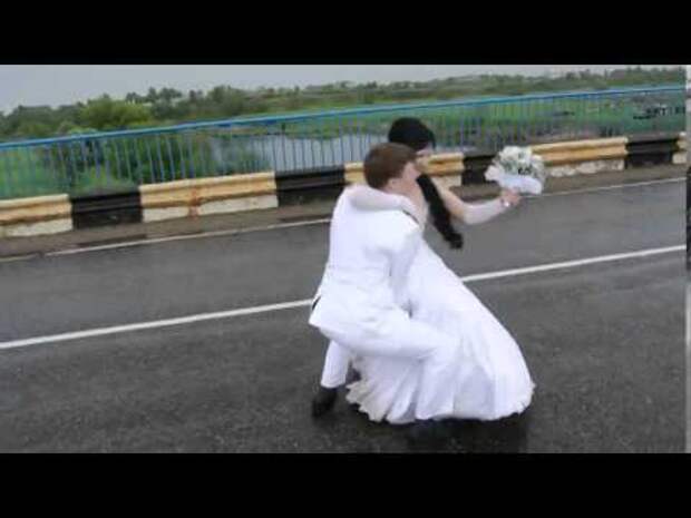 Невеста тащит жениха В ЗАГС!