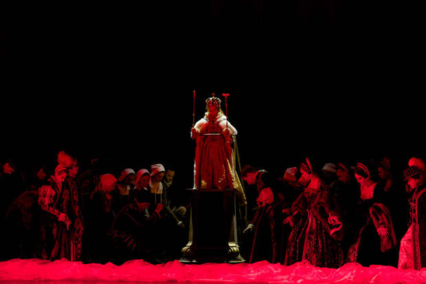 Сцена из оперы «Анна Болейн», в роли маленькой Елизаветы – Валерия Новикова