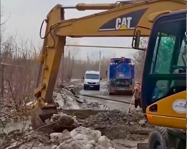 Дорогу разрыли в Октябрьском районе Новосибирска для пропуска талых вод