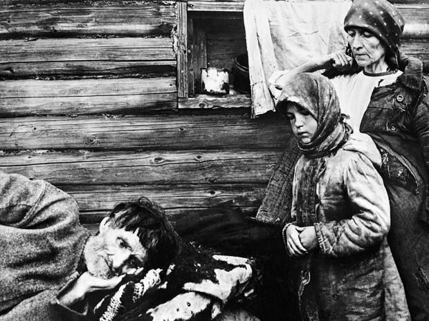 Семья голодающих. Поволжье, 1921 год.