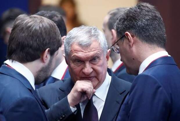 Chief Executive of Rosneft Igor Sechin (C) and Russian Energy Minister Alexander Novak (R) attend a Russian-Chinese business forum on the sidelines of the St. Petersburg International Economic Forum (SPIEF), Russia June 7, 2019. REUTERS/Maxim Shemetov
