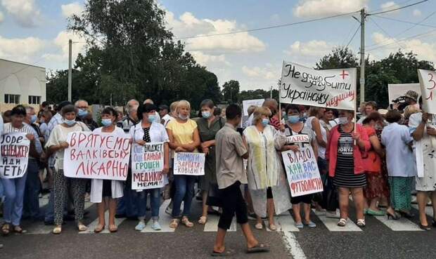Зеленский создаёт личную армию, а в Киеве толкуют об украинской атомной бомбе