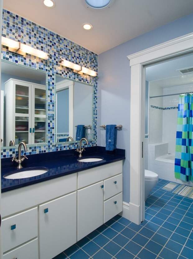 Синяя мозаика в ванной комнате, определенно порадует глаз.