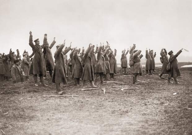 Русские солдаты бросают оружие и выходят из окопов. 1915 г. / Getty Images